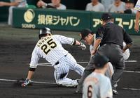 ６回、代走の阪神・江越は盗塁を決める＝甲子園（撮影・山口登）