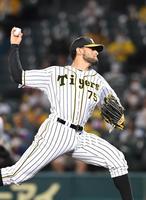 ８回途中から登板するスアレス＝甲子園（撮影・北村雅宏）