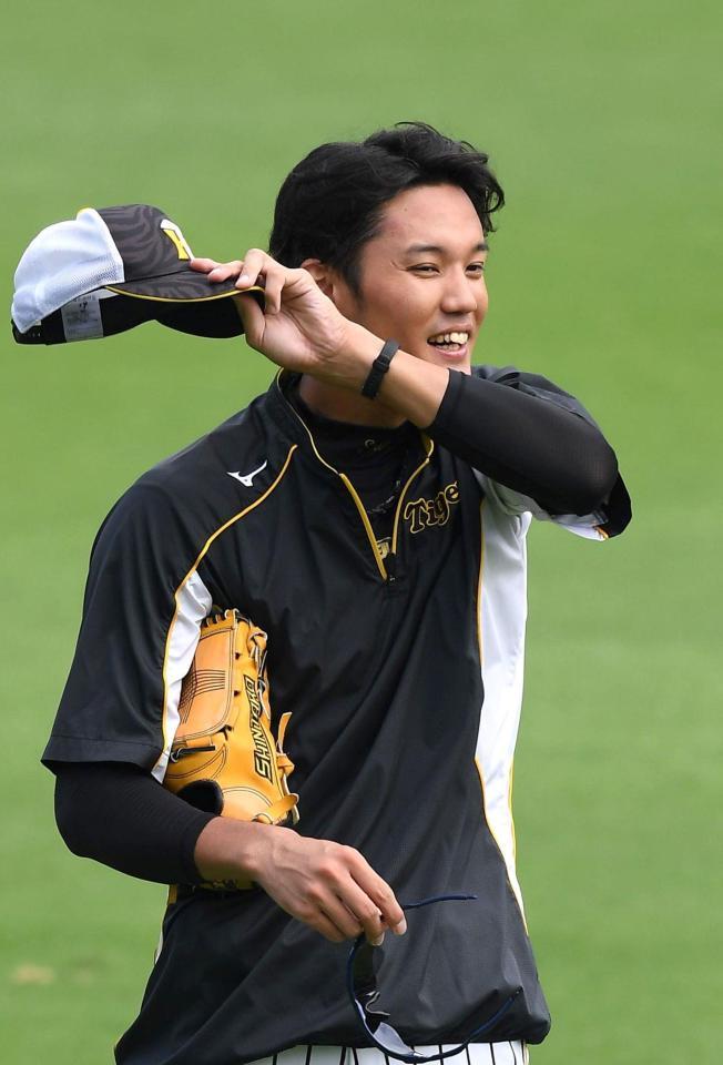 練習中、汗を拭う阪神・藤浪＝甲子園（撮影・北村雅宏）