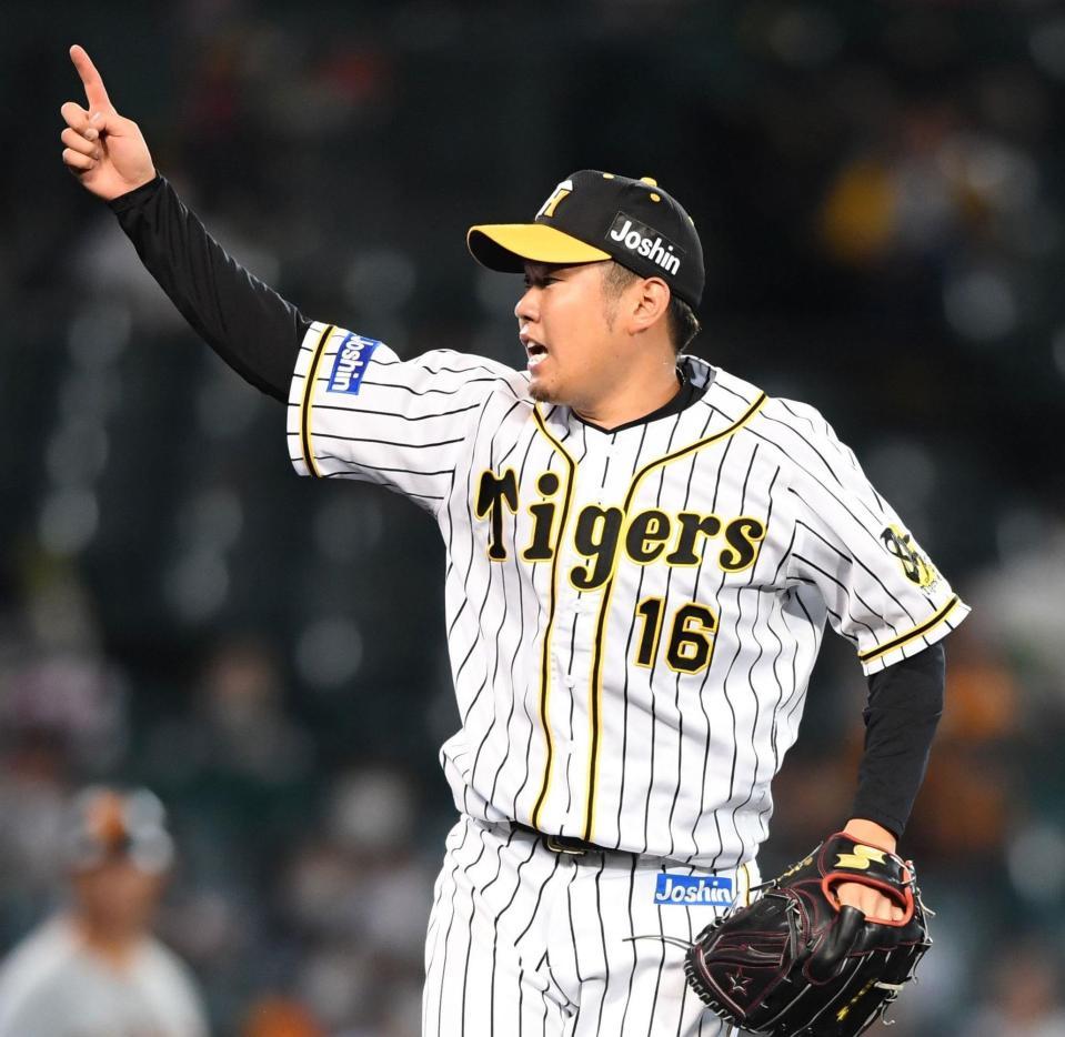 右手を突き上げる阪神・西勇＝甲子園（撮影・田中太一）