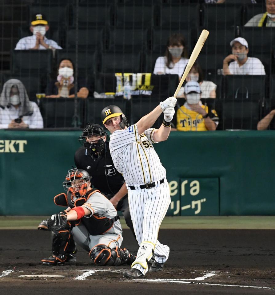 ６回、阪神・サンズは２ランを放つ＝甲子園（撮影・山口登）