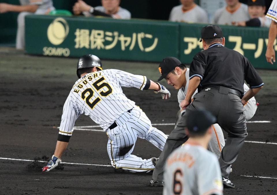 ６回、代走の阪神・江越は盗塁を決める＝甲子園（撮影・山口登）