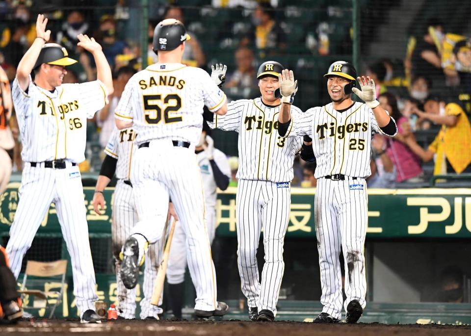 ６回、２ランを放ったサンズ（５２）を笑顔で迎える（右から）江越、大山（撮影・北村雅宏）