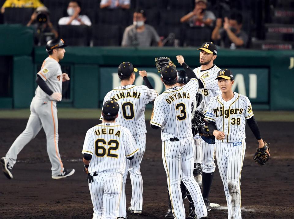 試合を締め、スアレス（右から２人目）はナインと拳を合わせる＝甲子園（撮影・山口登）