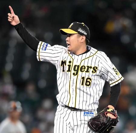 　５回、中島を三振に仕留め右手を突き上げる西勇