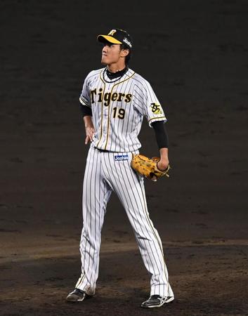 ３回、巨人・丸に押し出しとなる四球を与え、マウンドで険しい表情を見せる阪神・藤浪＝甲子園（撮影・北村雅宏）