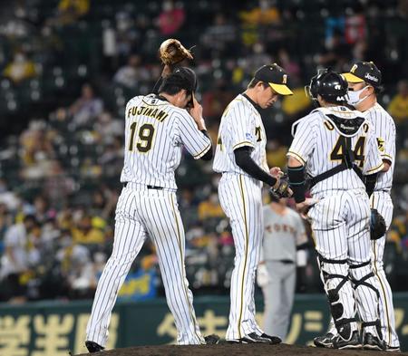 ５回、阪神・能見がマウンドに上がり、降板する藤浪（左）＝甲子園（撮影・田中太一）