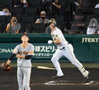 　６回、サンズは中越えに２ランを放つ