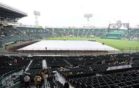 試合開始前、グラウンドにシートが敷かれた阪神甲子園球場＝甲子園（撮影・北村雅宏）