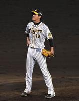 ３回、巨人・丸に押し出しとなる四球を与え、マウンドで険しい表情を見せる阪神・藤浪＝甲子園（撮影・北村雅宏）