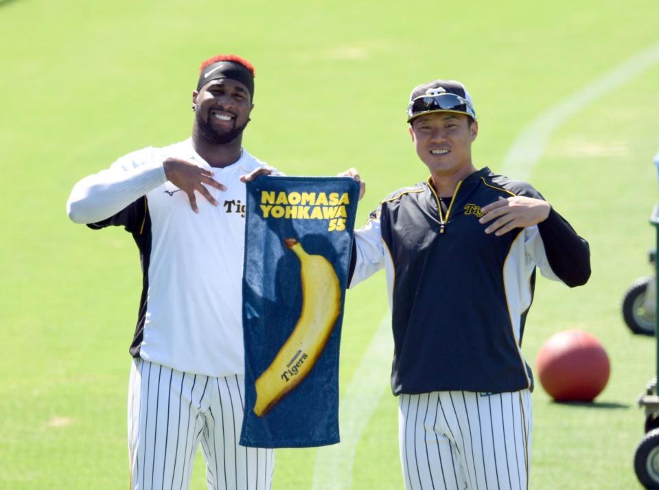 バナナがプリントされたタオルを手に、ゴリラポーズをする阪神オネルキ・ガルシア（左）と阪神・陽川尚将＝甲子園（撮影・山口登）
