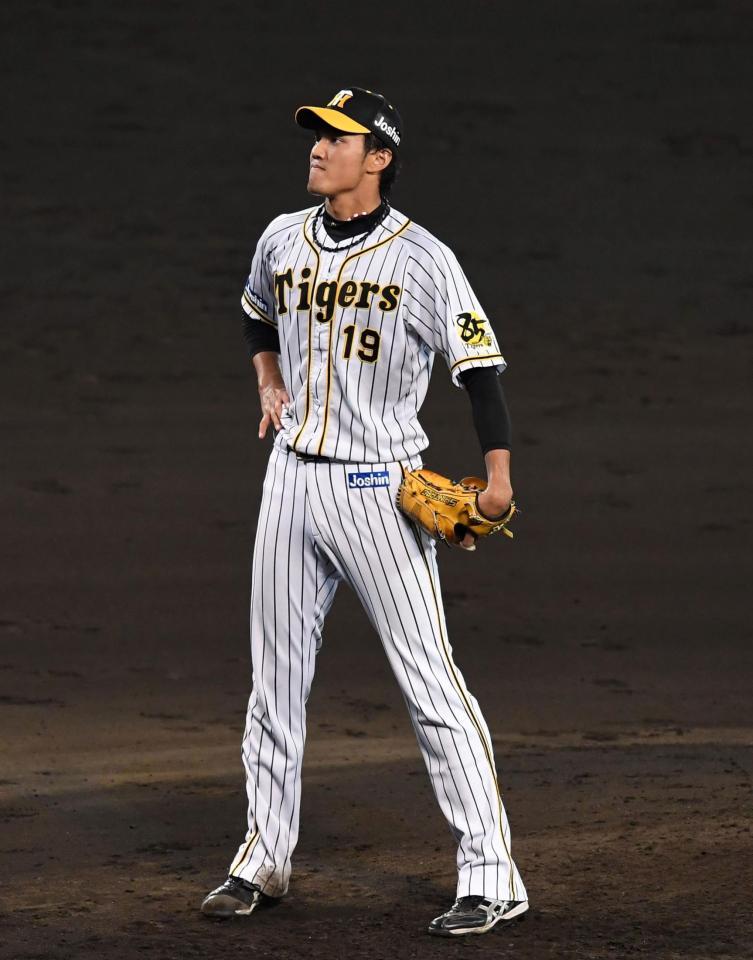 ３回、巨人・丸に押し出しとなる四球を与え、マウンドで険しい表情を見せる阪神・藤浪＝甲子園（撮影・北村雅宏）