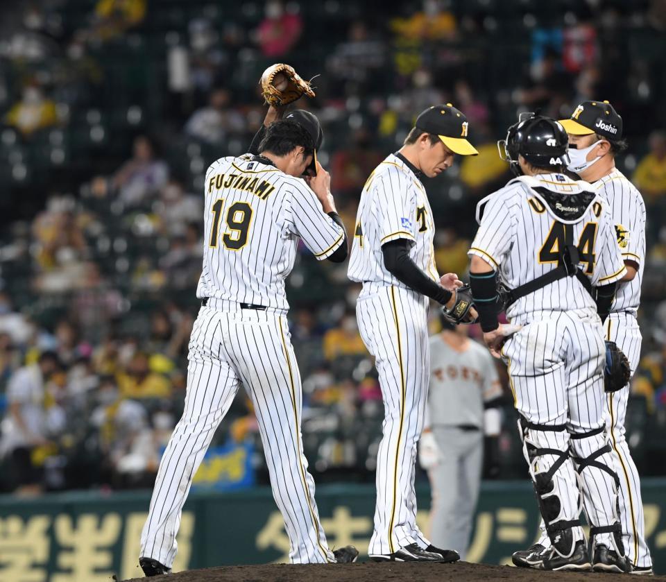 ５回、阪神・能見がマウンドに上がり、降板する藤浪（左）＝甲子園（撮影・田中太一）