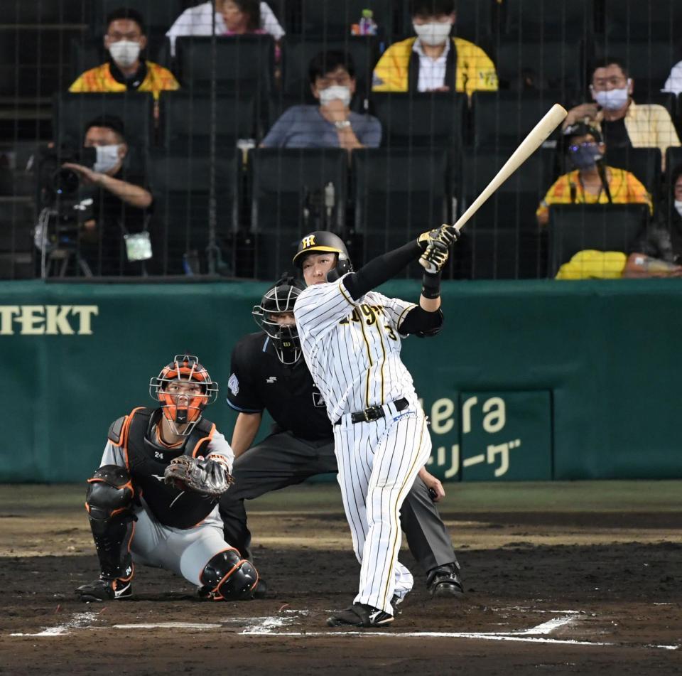 ７回、大山は右中間にソロを放つ（撮影・山口登）