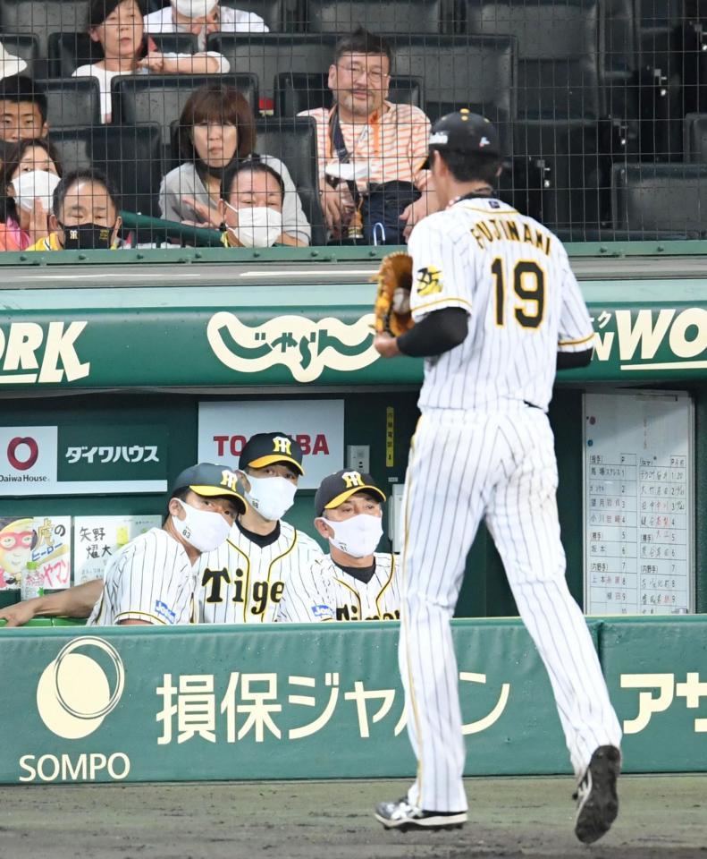 ５回、１１失点で降板した阪神・藤浪。矢野監督（中央左）はベンチで厳しい表情を見せる＝甲子園（撮影・山口登）