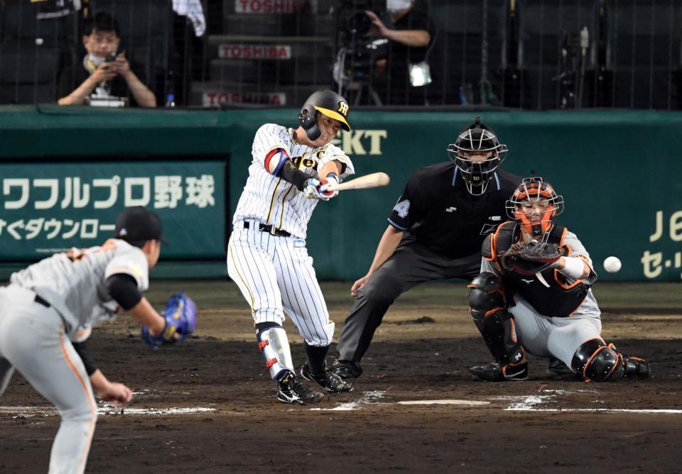 ７回、阪神・糸原は遊ゴロに倒れる＝甲子園（撮影・山口登）