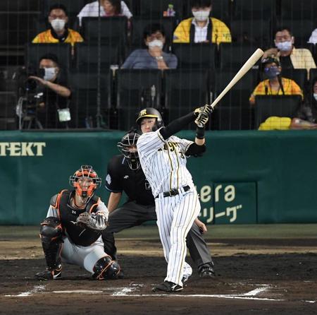 　７回、大山は右中間にソロを放つ（撮影・山口登）