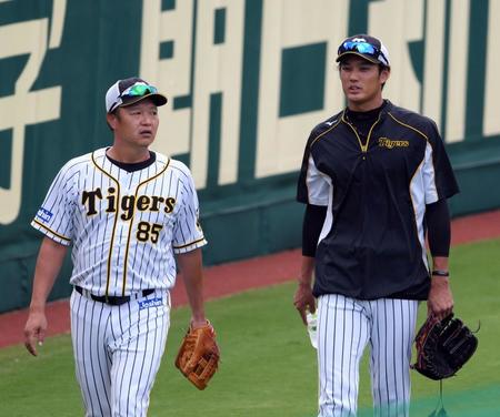 阪神・福原忍コーチ（左）は阪神・藤浪晋太郎に声を掛ける＝甲子園（撮影・山口登）