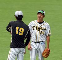 キャッチボールする阪神・藤浪晋太郎（左）に声を掛ける阪神・福原忍コーチ＝甲子園（撮影・山口登）