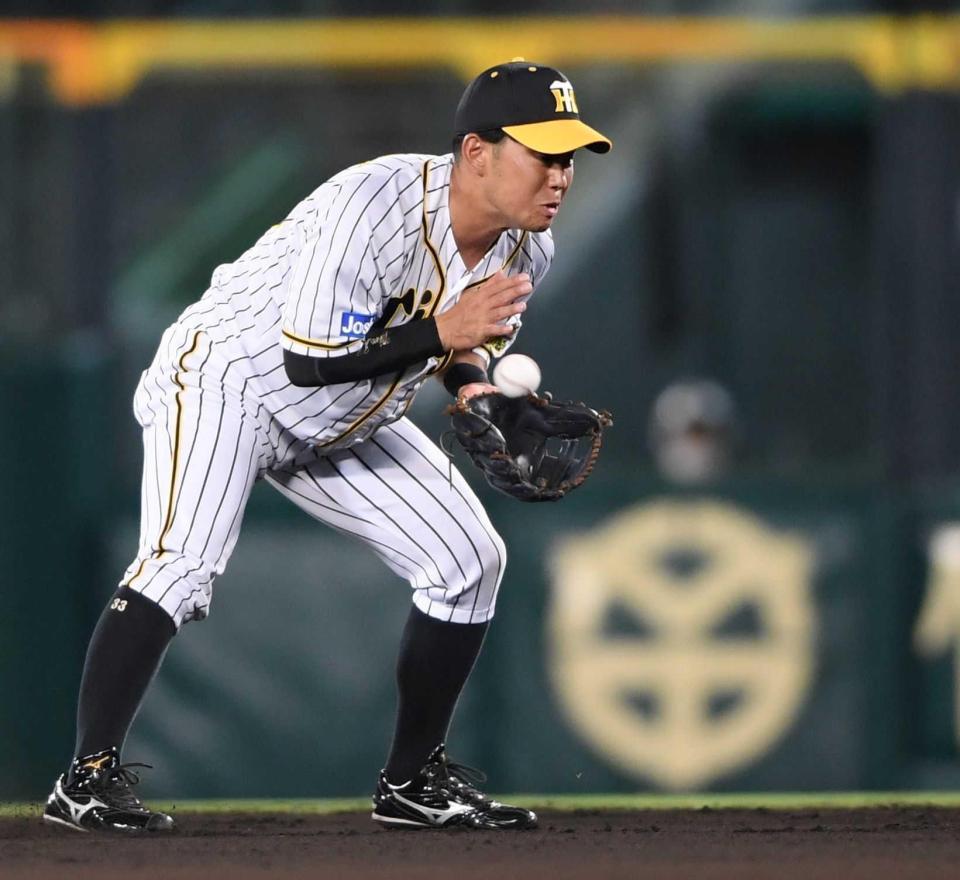 　６回から二塁の守備につく糸原は丸の打球を処理する