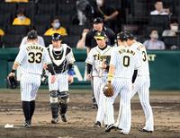 ５回、高橋（中央右）が得点を許しナインがマウンドに集まる（撮影・山口登）