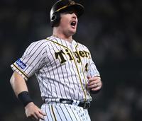 ７回、適時内野安打を放ち、雄叫びをあげる阪神・ボーア＝甲子園（撮影・田中太一）
