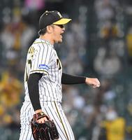 ８回、ピンチを切り抜け雄叫びをあげる阪神・岩貞＝甲子園（撮影・飯室逸平）
