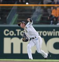 ３回、松原の中飛を本塁へ悪送球し先制を許す近本（撮影・田中太一）