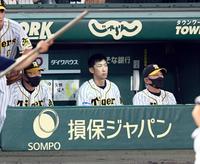 劣勢の試合展開で阪神・矢野監督はベンチでさえない表情を見せる＝甲子園（撮影・山口登）
