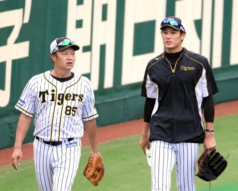 　福原コーチ（左）に声を掛けられる藤浪