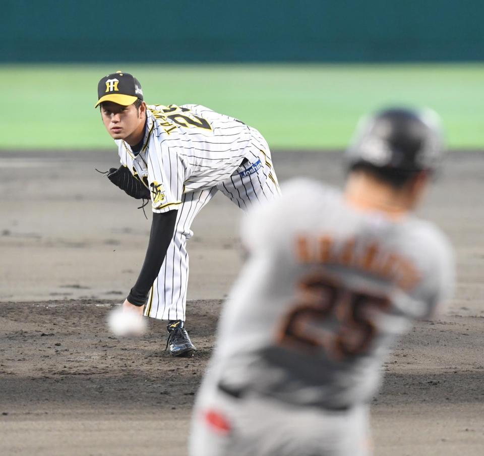 ２回、巨人・岡本（手前）を三ゴロに斬る阪神・高橋＝甲子園（撮影・飯室逸平）