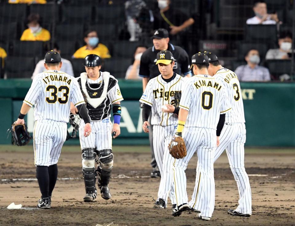 ５回、高橋（中央右）が得点を許しナインがマウンドに集まる（撮影・山口登）