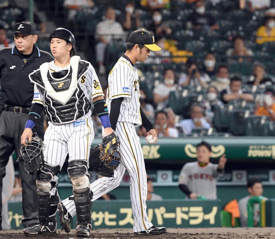 ４回、巨人・大城に犠飛を許す阪神・高橋（右）＝甲子園（撮影・田中太一）