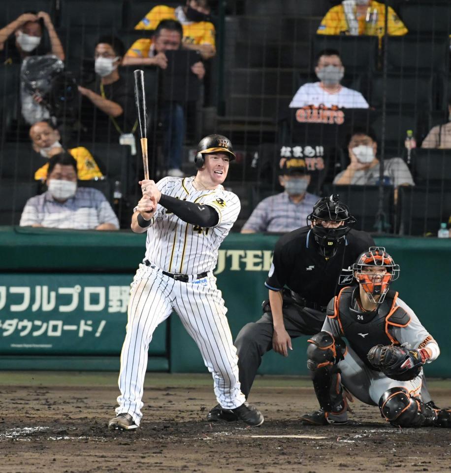 ７回、ボーアは左前に適時打を放つ（撮影・山口登）