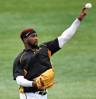 　登板に備えキャッチボールで調整するガルシア（撮影・西岡正）