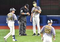 　１０回、無得点で勝ちがなくなり、選手交代を告げる矢野監督（撮影・西岡正）