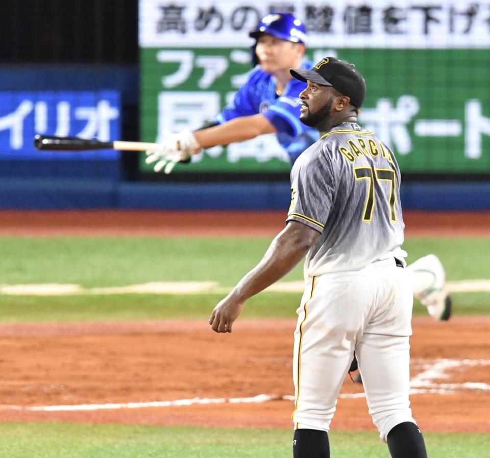 　６回、佐野（左）に３ランを浴びるガルシア（撮影・西岡正）