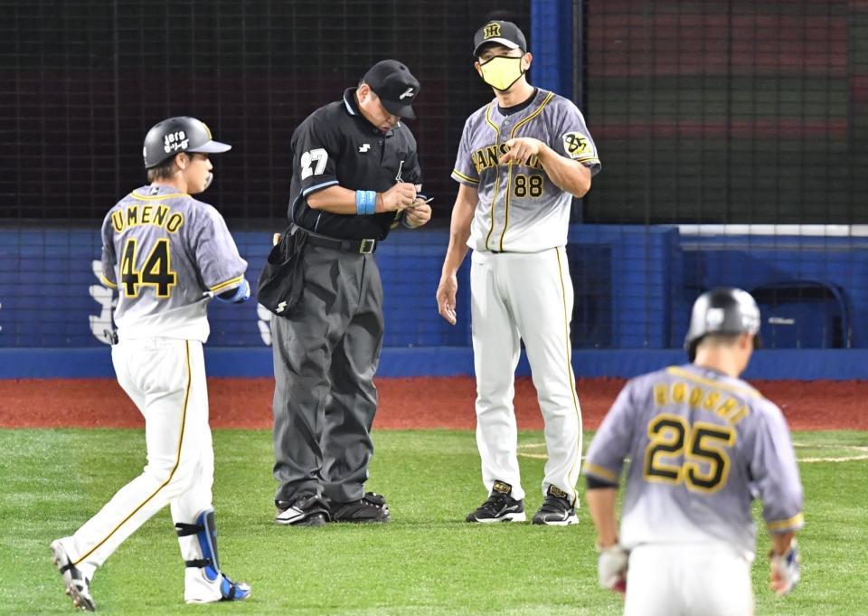 　１０回、無得点で勝ちがなくなり、選手交代を告げる矢野監督（撮影・西岡正）