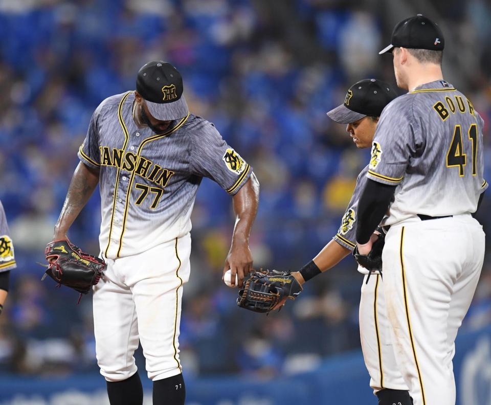 　６回、降板するガルシア（左）＝撮影・中田匡峻