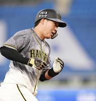 　１回、先制の１６号満塁弾を放ち笑顔を見せる大山