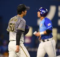 １回ＤｅＮＡ１死二塁、ＤｅＮＡ・佐野恵太に勝ち越し適時二塁打を浴びた阪神・青柳晃洋（左）。右は生還したＤｅＮＡ　ネフタリ・ソト＝横浜スタジアム（撮影・中田匡峻）