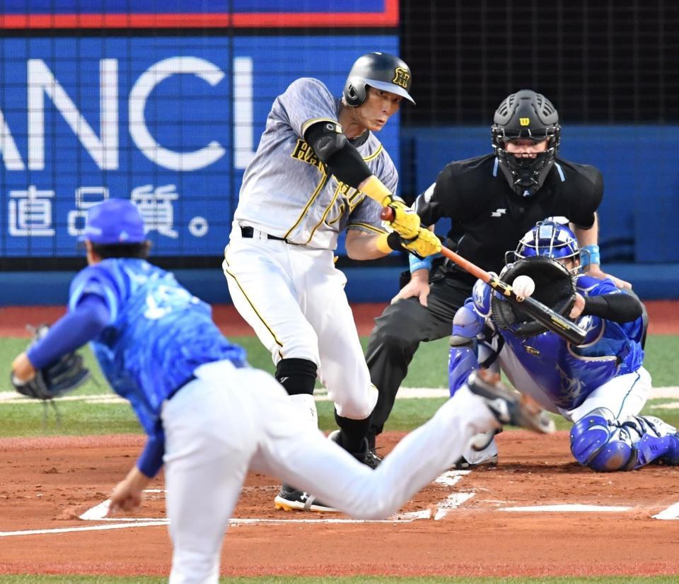 １回、先制となる犠飛を放つ糸井。投手・上茶谷（撮影・西岡正）