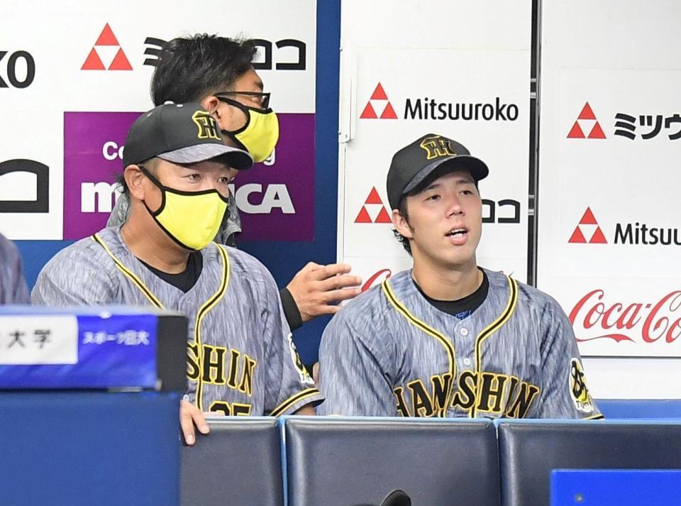 ５回を投げ終え、福原投手コーチ（左）と話す青柳（撮影・中田匡峻）