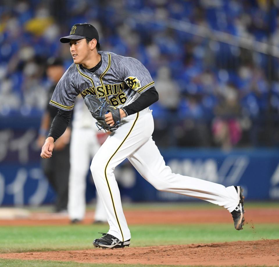 ８回、暴投で失点を許す阪神・小川一平＝横浜スタジアム（撮影・中田匡峻）