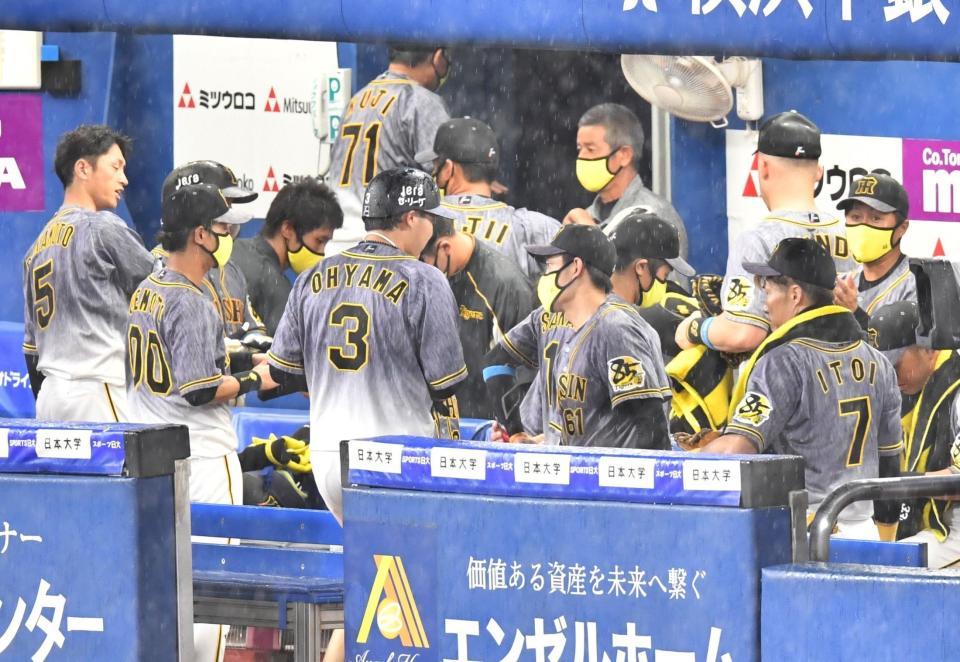 ＤｅＮＡに完敗し肩を落として引き揚げる阪神ナイン（撮影・西岡正）