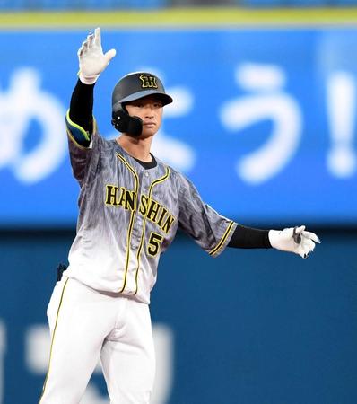 　１回、二塁打を放ちベンチに向かって手を上げる近本（撮影・飯室逸平）