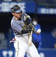 ４回、勝ち越し３ランを放つ阪神・陽川＝横浜スタジアム（撮影・中田匡峻）