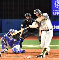 ７回、逆転２ランを放つ阪神・サンズ＝横浜スタジアム（撮影・西岡正）