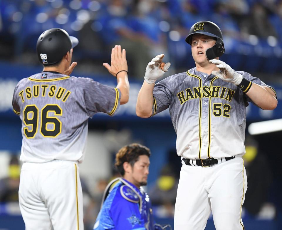 ７回、逆転２ランを放ち、生還する阪神・サンズ（右）＝横浜スタジアム（撮影・中田匡峻）