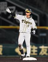 ３回、二塁打を放ち、ベンチに向かって手を挙げる阪神・近本＝甲子園（撮影・北村雅宏）